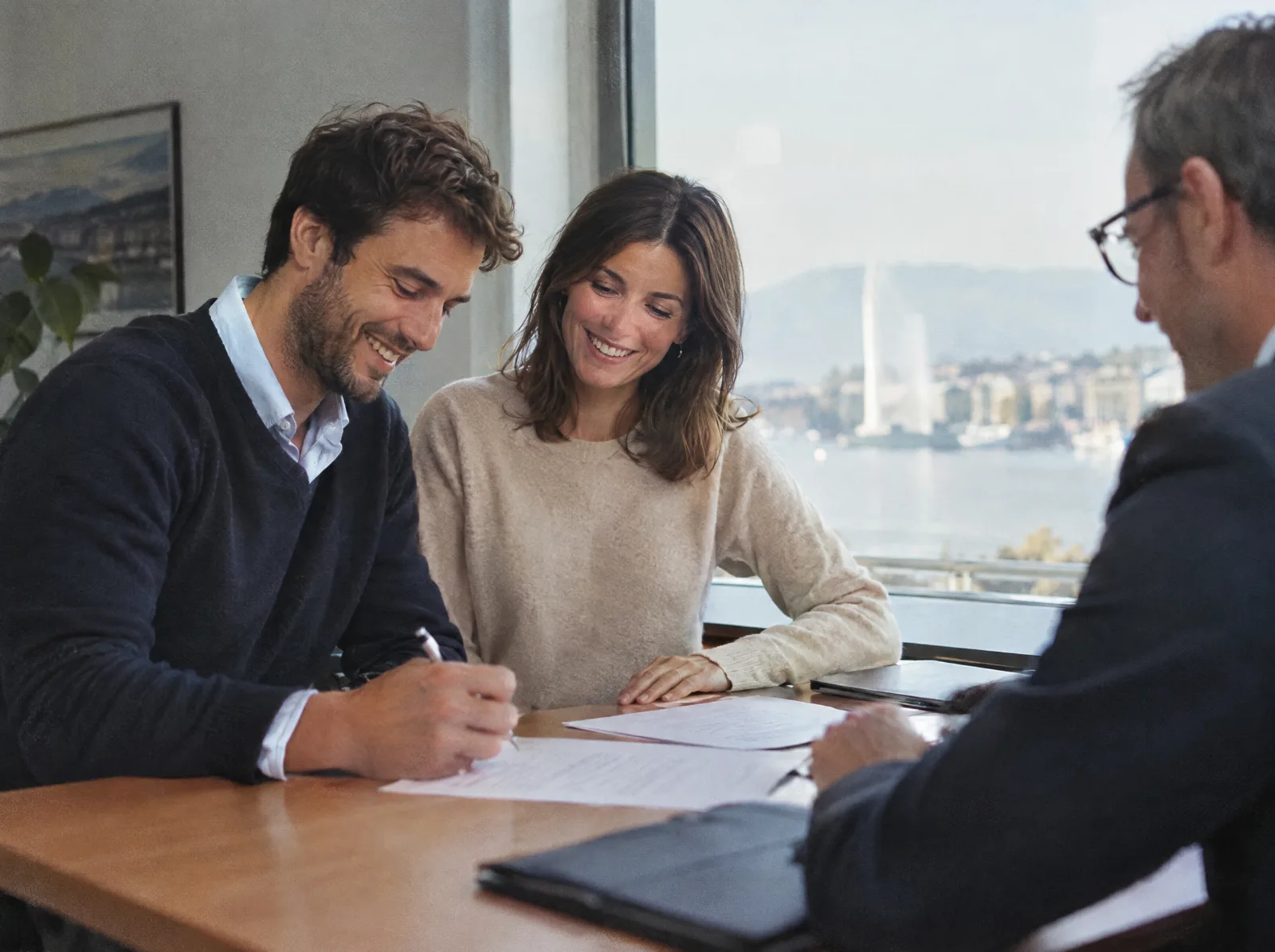 Devis assurance maladie en Suisse romande : Couple avec un conseiller en assurance