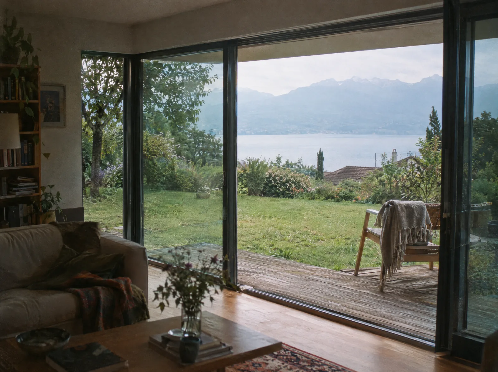Devis porte de garage en Suisse romande : Baie vitrée ouverte sur le jardin