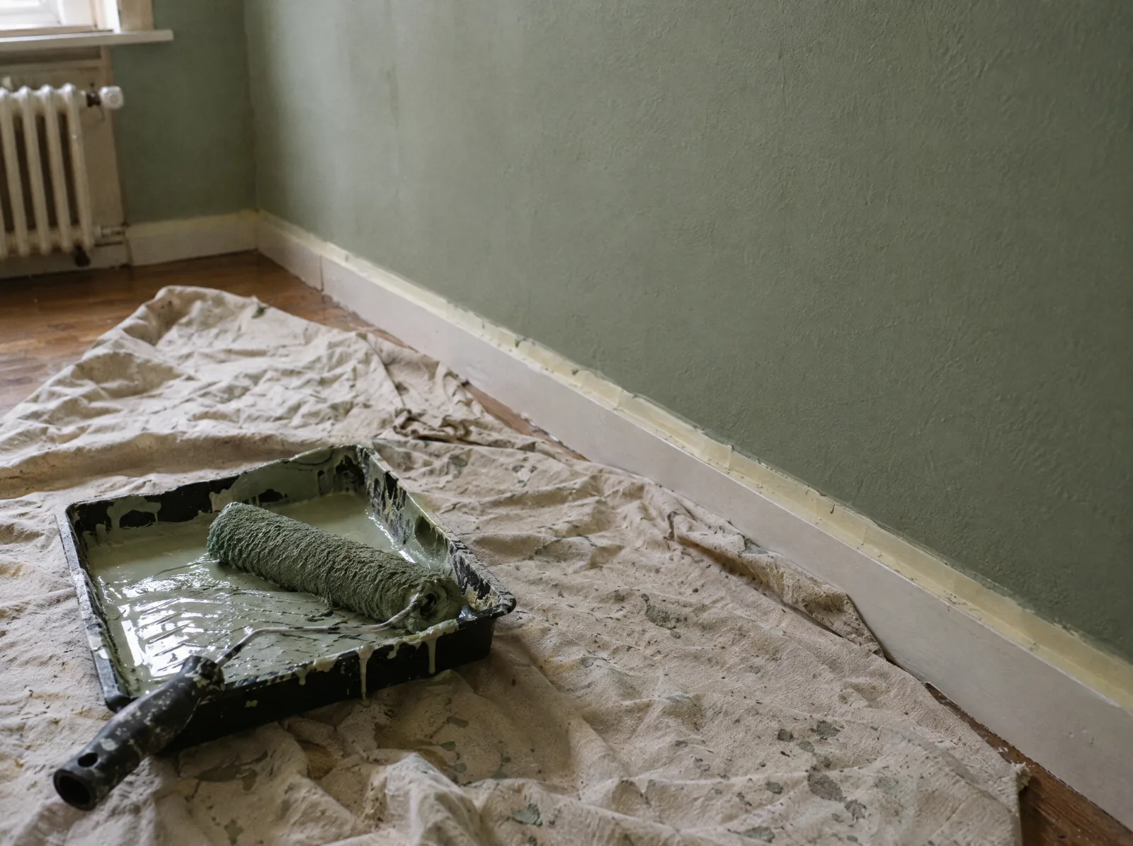 Devis parquet en Suisse romande : Mur fraîchement peint au rouleau