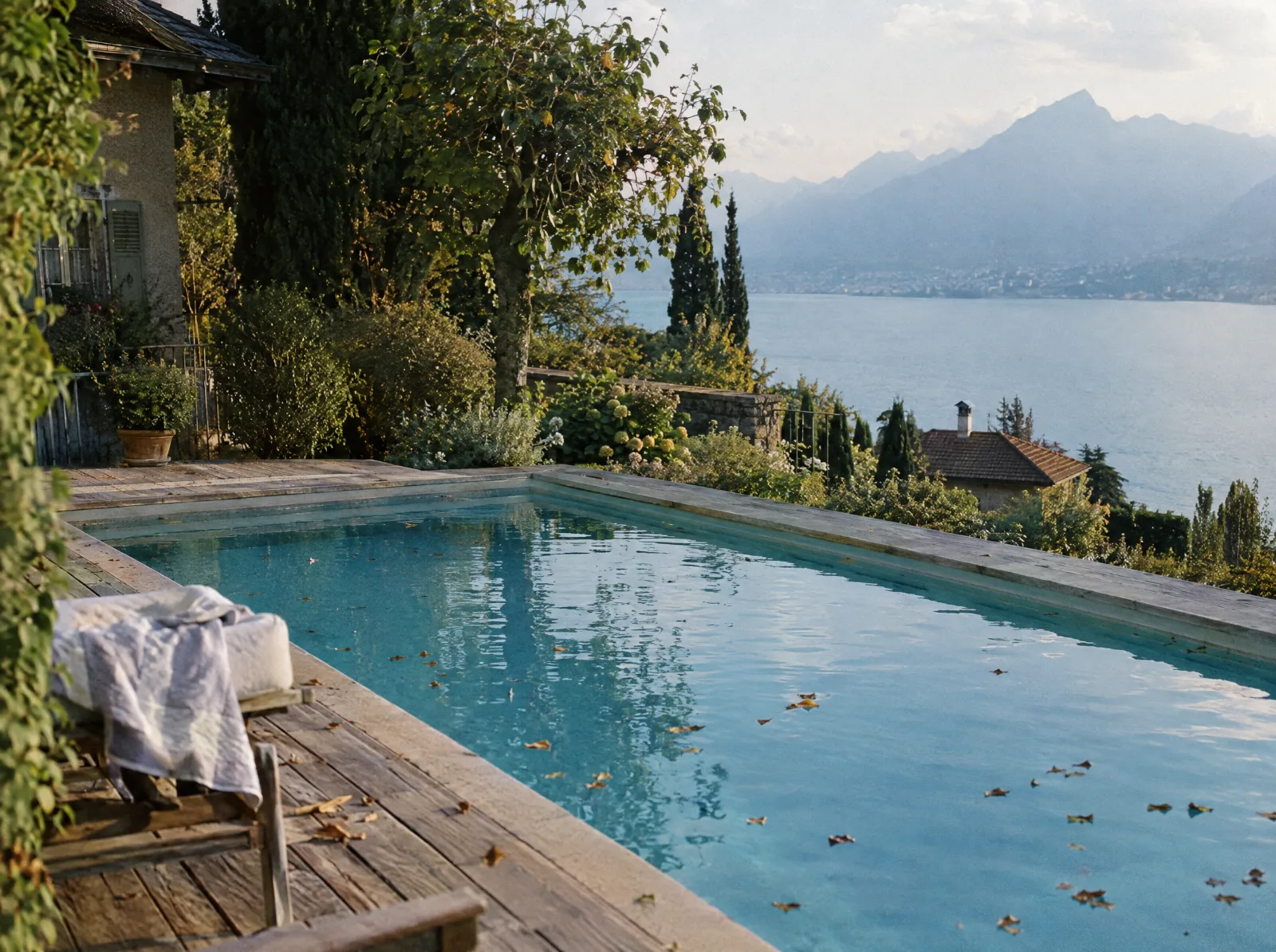 Devis jardinier paysagiste en Suisse romande : Piscine enterrée avec terrasse en bois