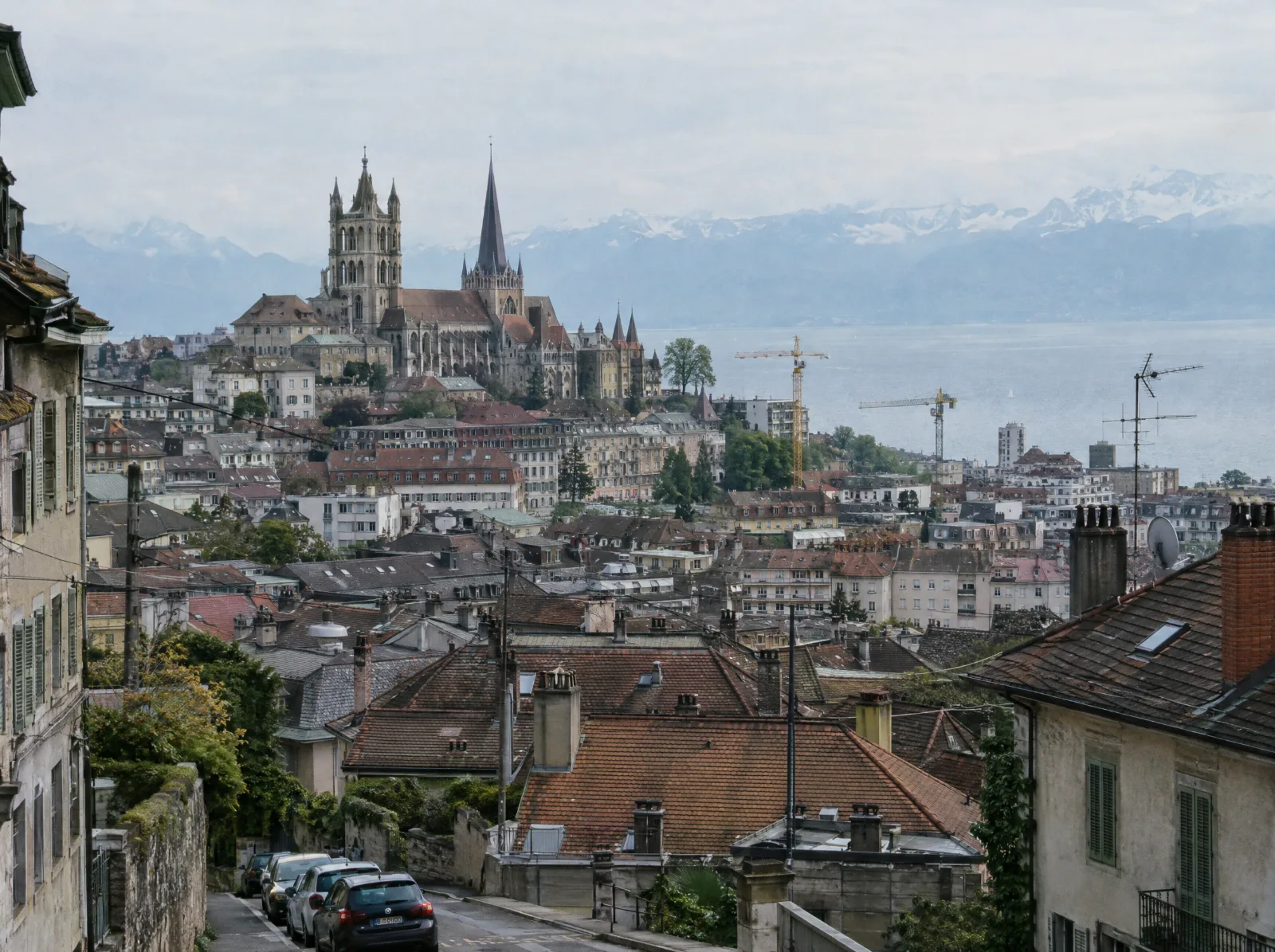 Devis construction maison, chalet à Lausanne : Lausanne, la cathédrale et le lac Léman Devis construction maison, chalet à Lausanne : Lausanne, la cathédrale et le lac Léman