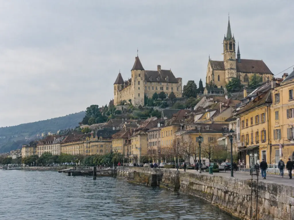 Devis terrasse à Neuchâtel : Neuchâtel, vieille ville et château au bord du lac Devis terrasse à Neuchâtel : Neuchâtel, vieille ville et château au bord du lac